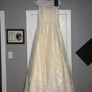 BRAND NEW BEAUTIFUL SIZE 4 WEDDING DRESS